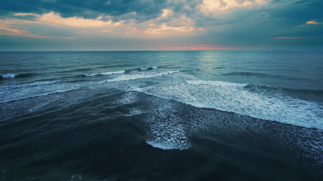 大海或海洋戏剧性的海景全景在深蓝色的穆迪颜色视频素材