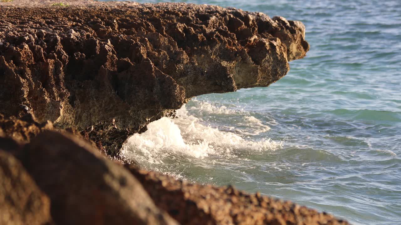 阳光下的岩石和海水视频素材