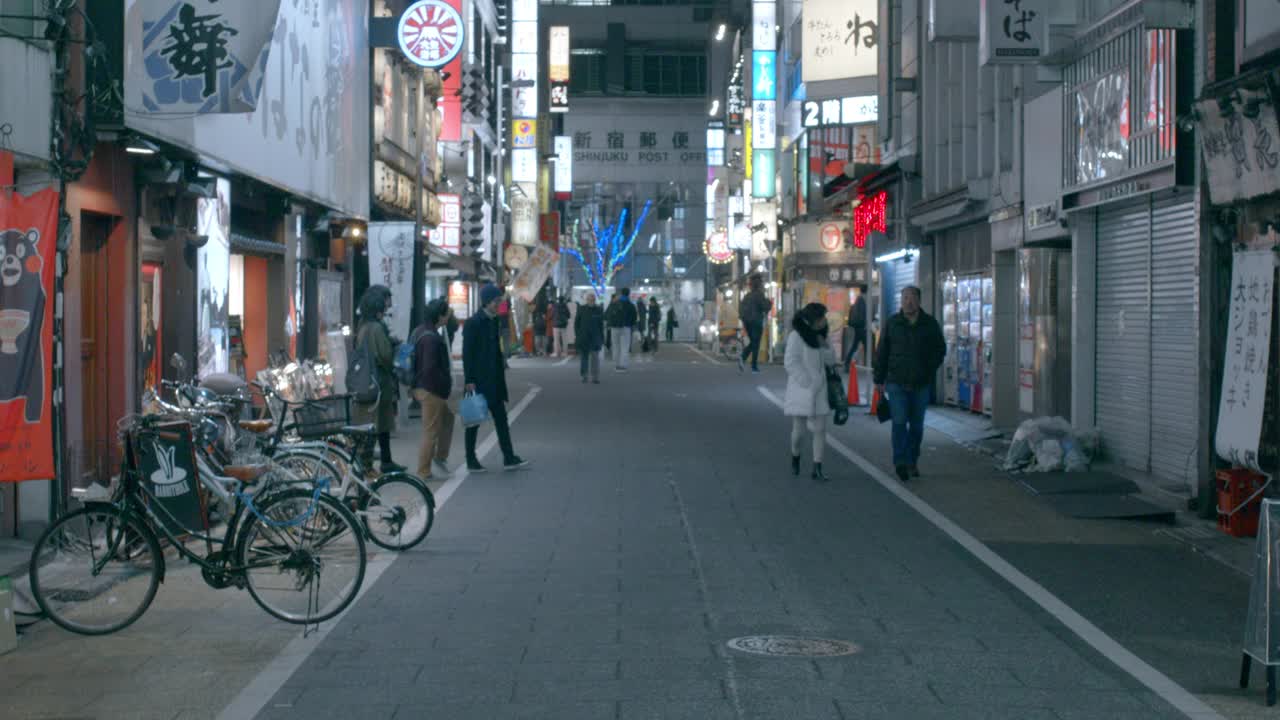 新宿的商店，酒吧和餐馆在晚上视频素材