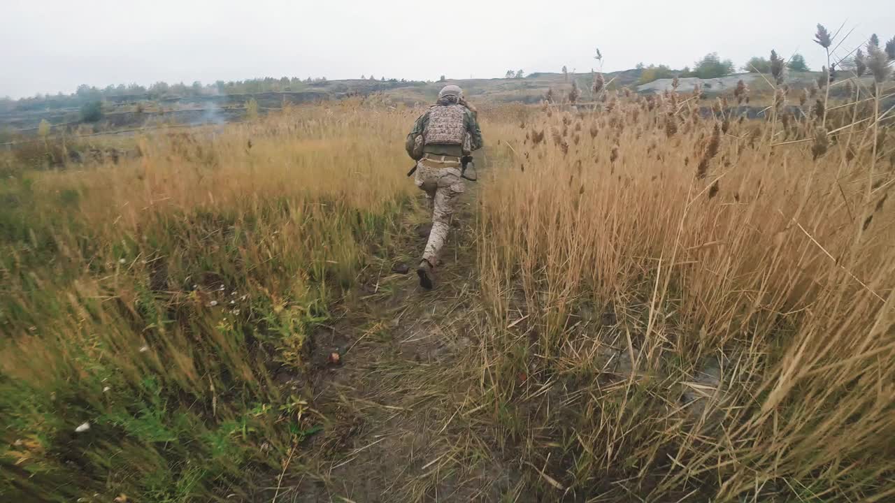 军事行动中士兵在战场上射击的POV视频素材