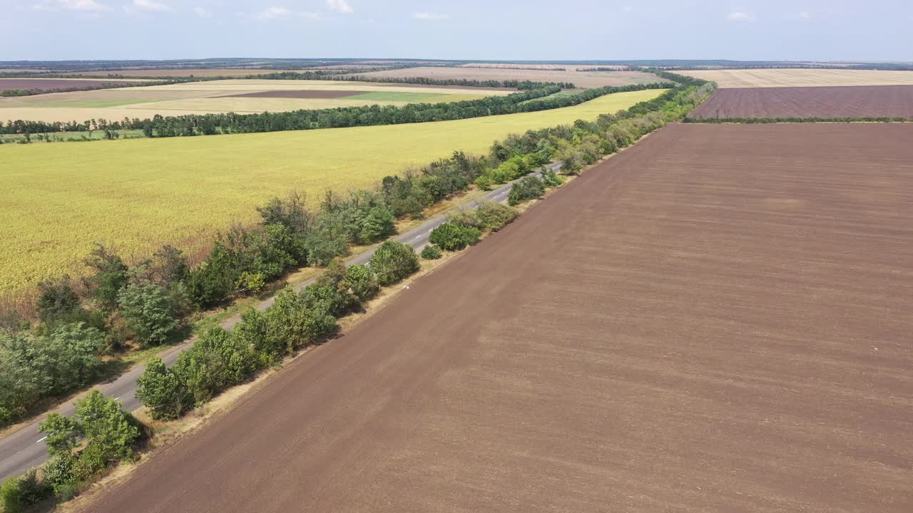 鸟瞰图。农田间的高速公路视频素材