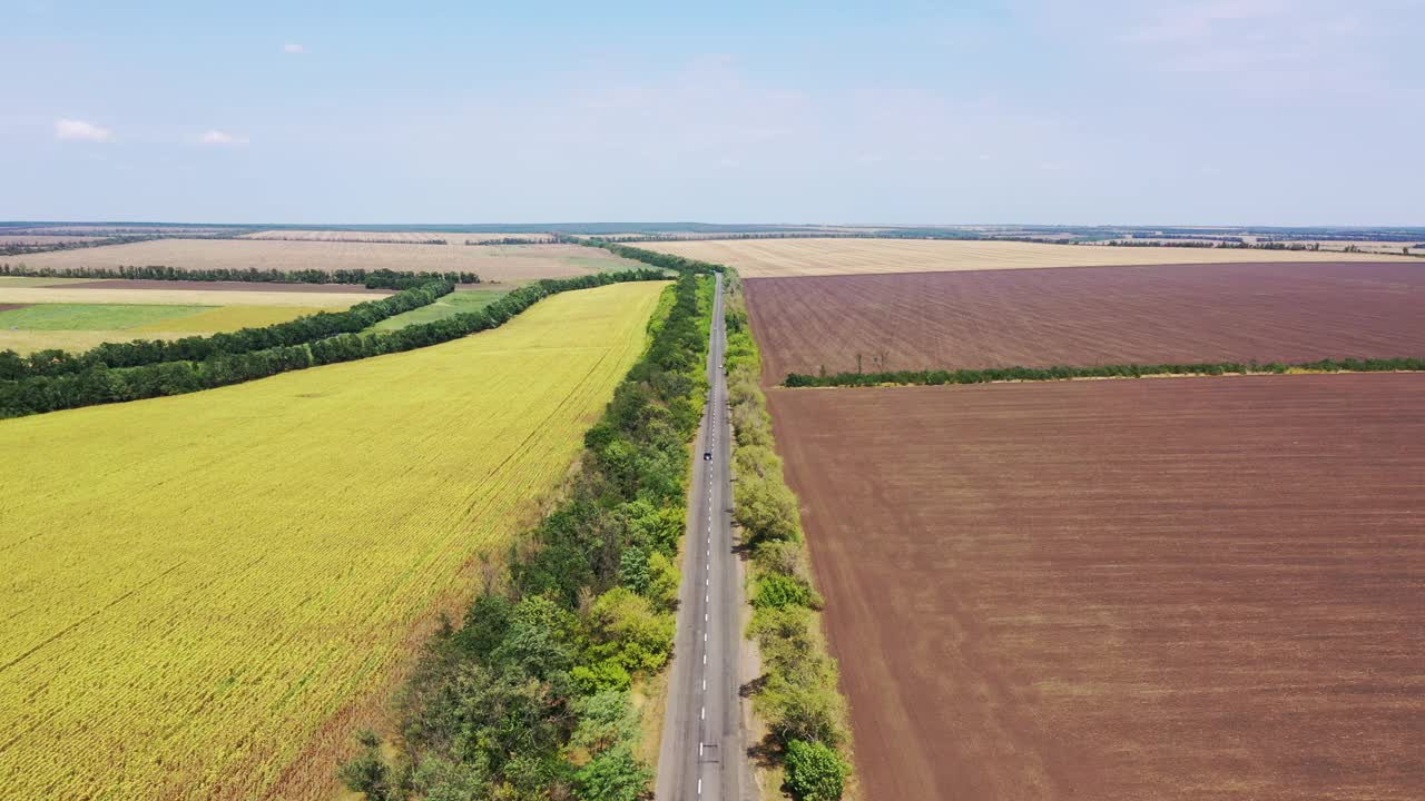 鸟瞰图。汽车在公路上行驶。视频素材