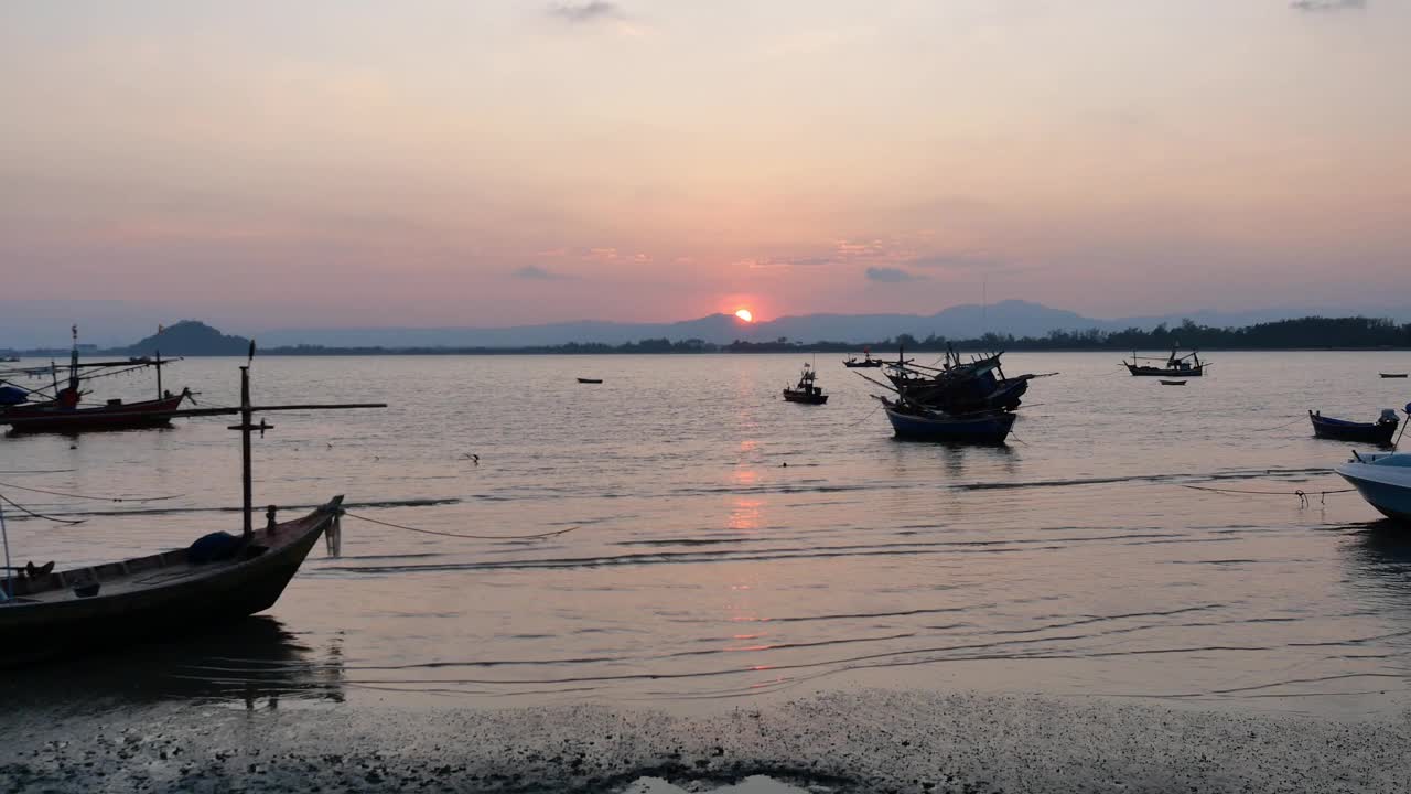 海与山和岛屿在海滩日落视频素材