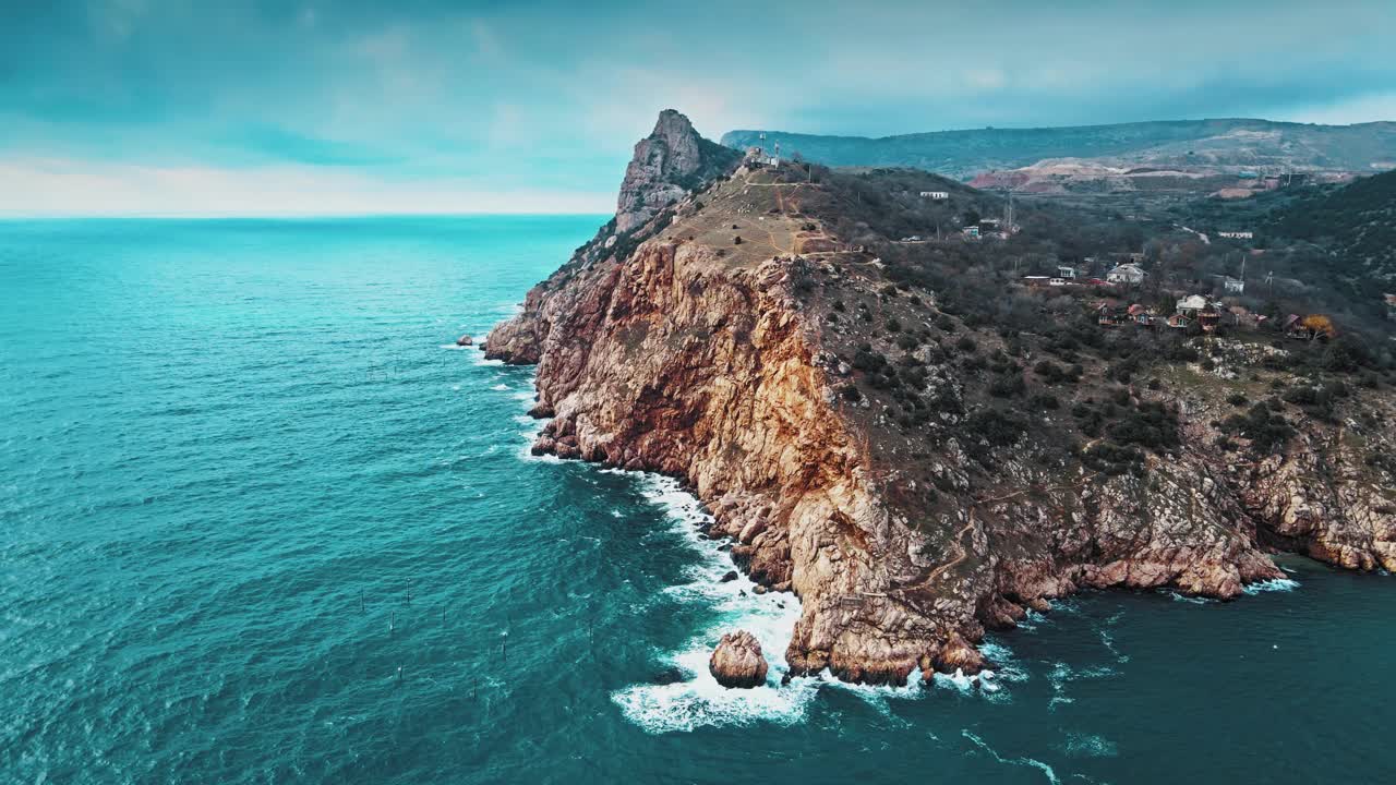 从空中飞过美丽的海崖视频素材