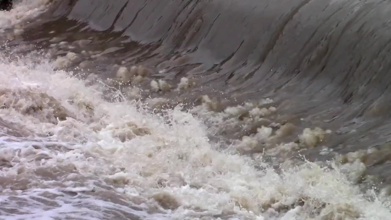 在堰下的河流中旋转和汹涌的水流视频素材