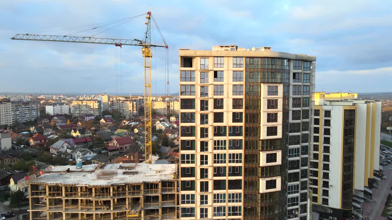 正在建设的高层住宅楼鸟瞰图。房地产开发。视频素材