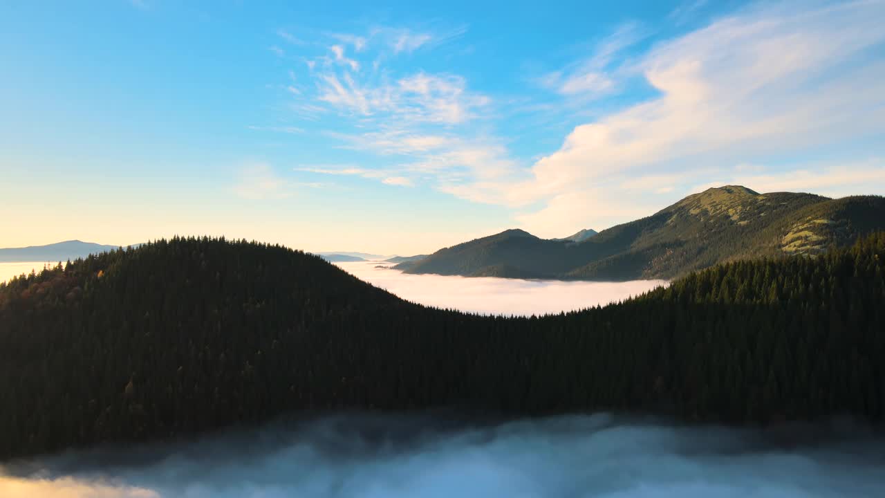 在明亮的日出上空的一座大山的鸟瞰图。视频素材