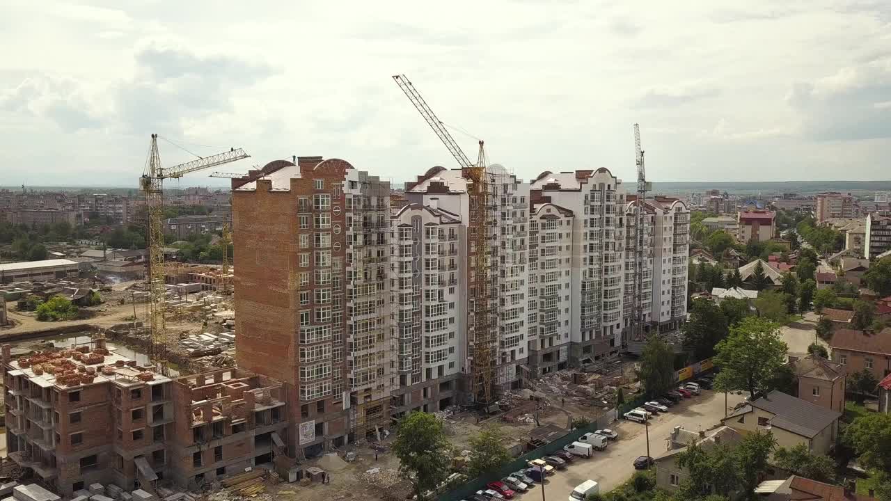 城市中正在建设的高层住宅楼鸟瞰图。视频素材