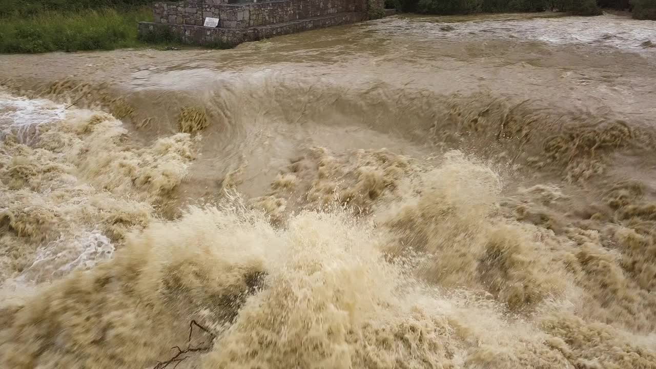 春季暴雨期间河水浑浊的河流鸟瞰图。视频素材