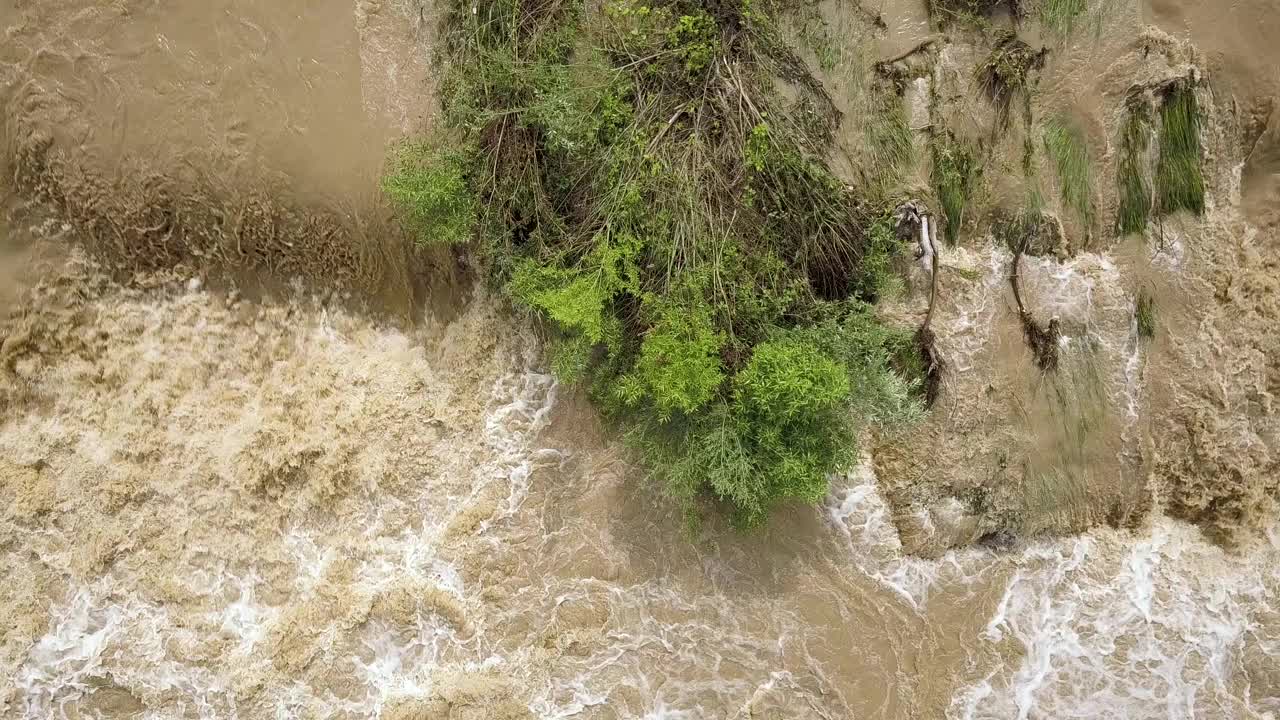 春季暴雨期间，河水浑浊，河道宽阔，鸟瞰图。视频素材