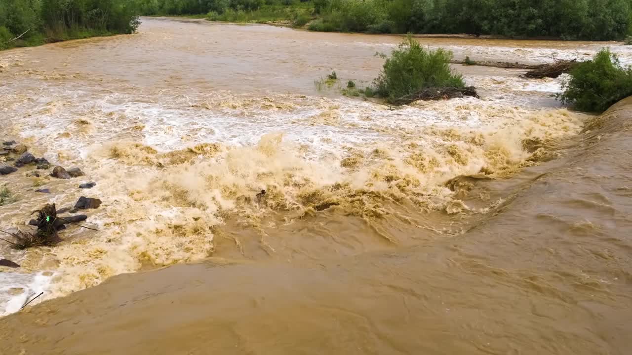 在春季暴雨期间，河水又宽又脏，河水浑浊。视频素材