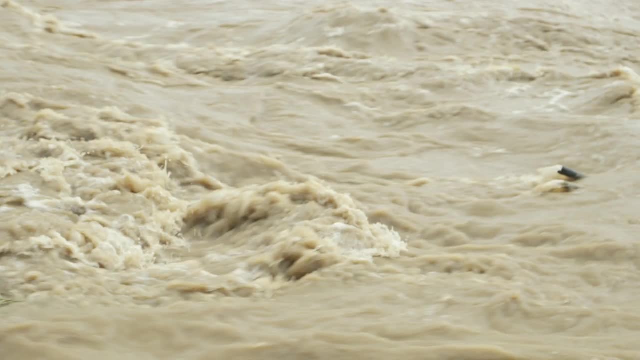 倾盆大雨后的山河奔流视频素材