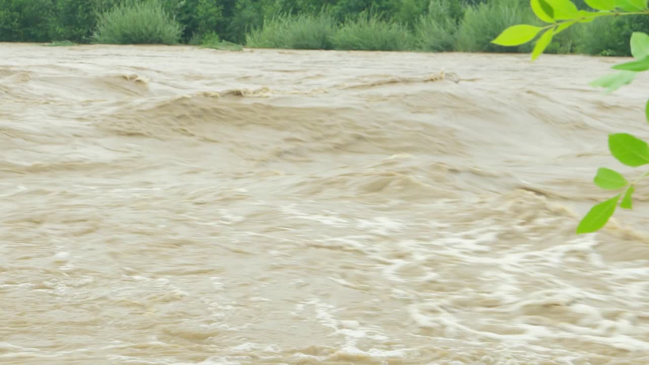 一场大雨过后，山间的河水奔流视频素材