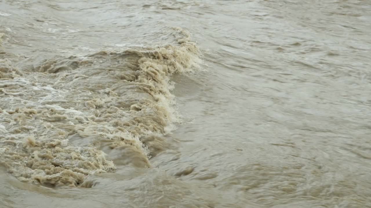 倾盆大雨后的山河奔流视频素材