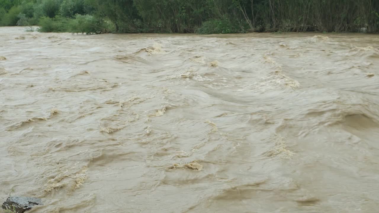 倾盆大雨后的山河奔流视频素材