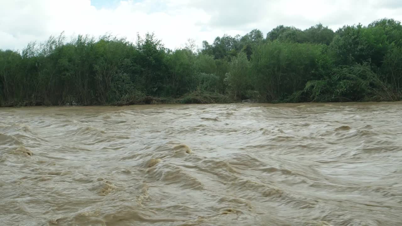 倾盆大雨后的山河奔流视频素材