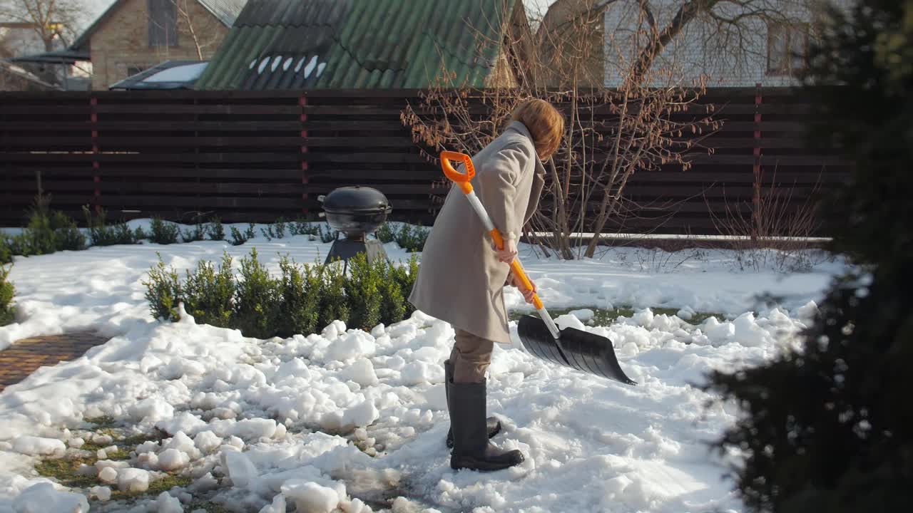 女人清理积雪视频素材