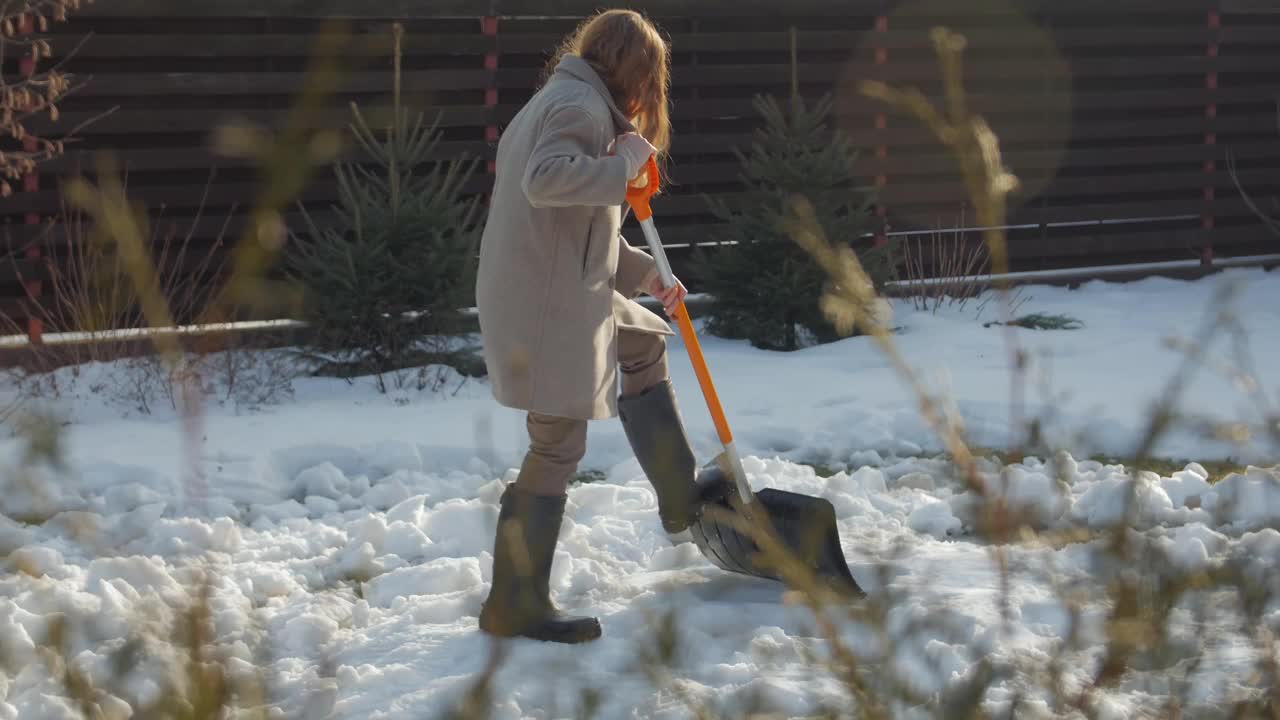 年轻女子除雪视频素材