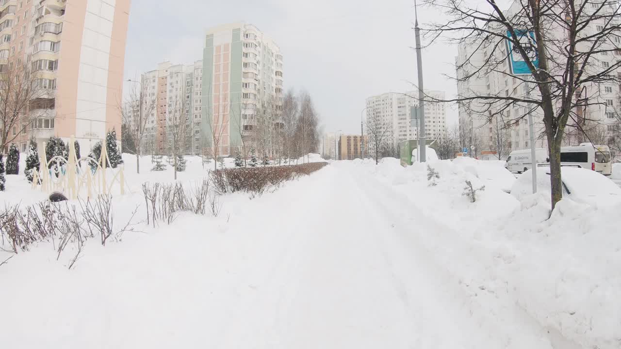 莫斯科Yuzhnoye Butovo居民区大雪后被雪覆盖的步行街视频素材