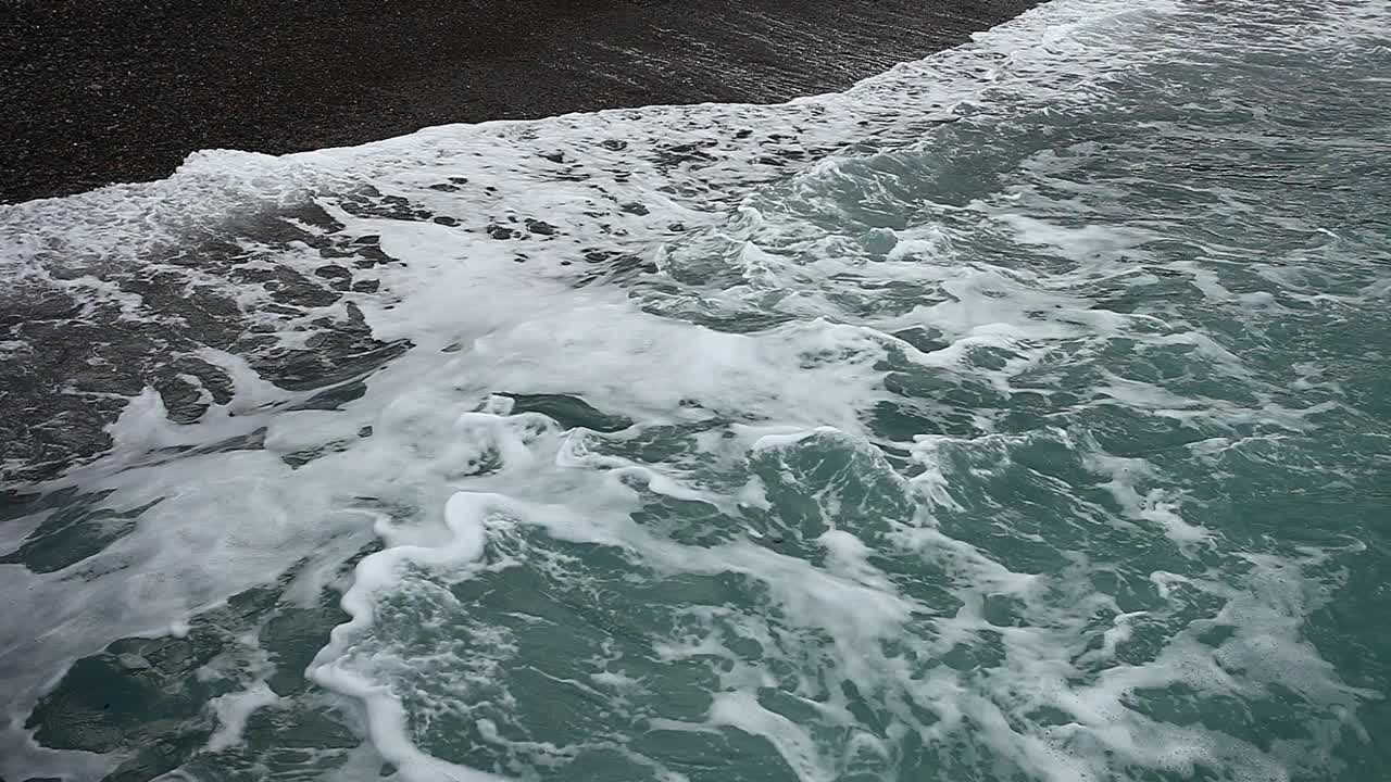 海浪，海浪在一个阴天的石头海岸，正面观看。视频素材