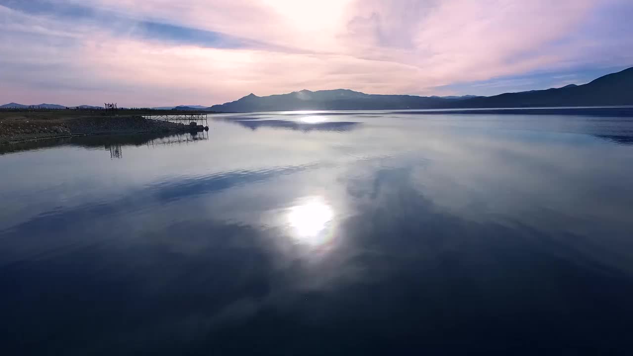 鲜艳的紫色湖泊日落，航拍视频素材