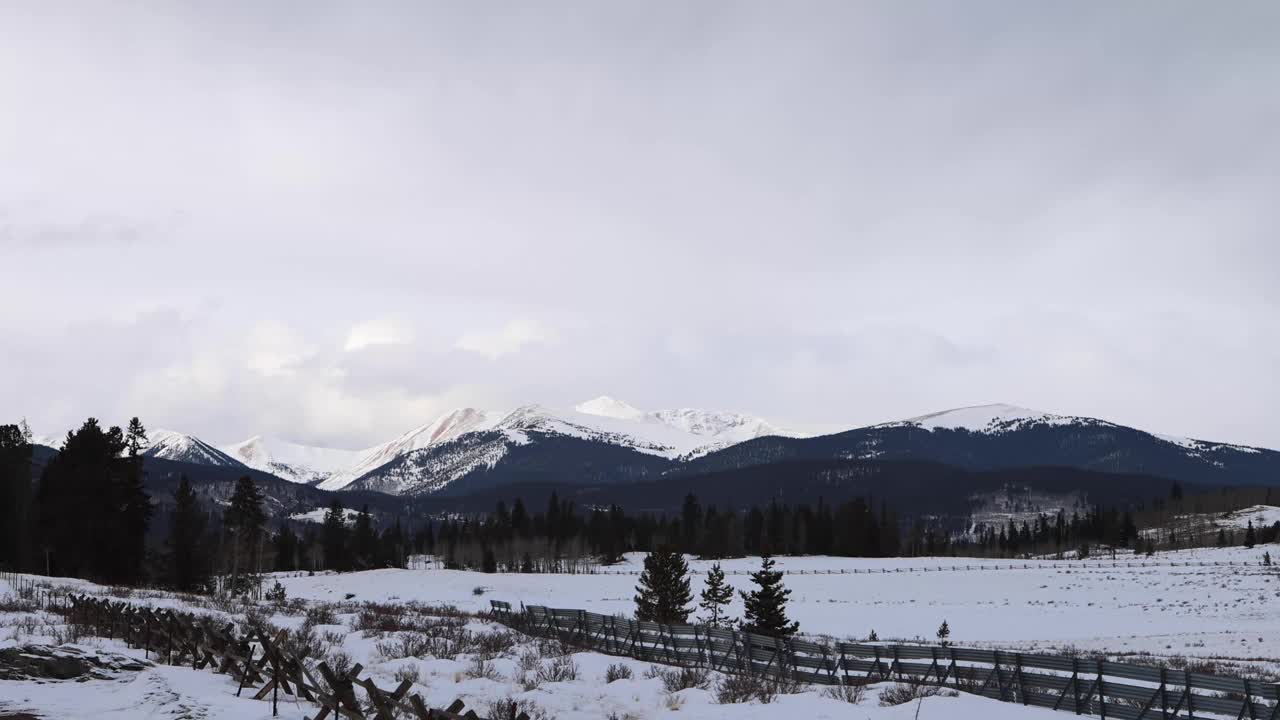 远处雪山上空云的时间流逝视频素材