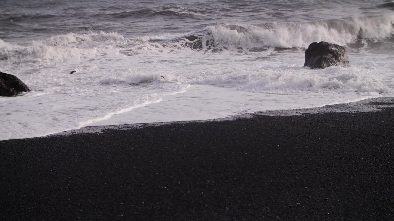 在暴风雨中，白色的波浪拍打着海岸视频素材