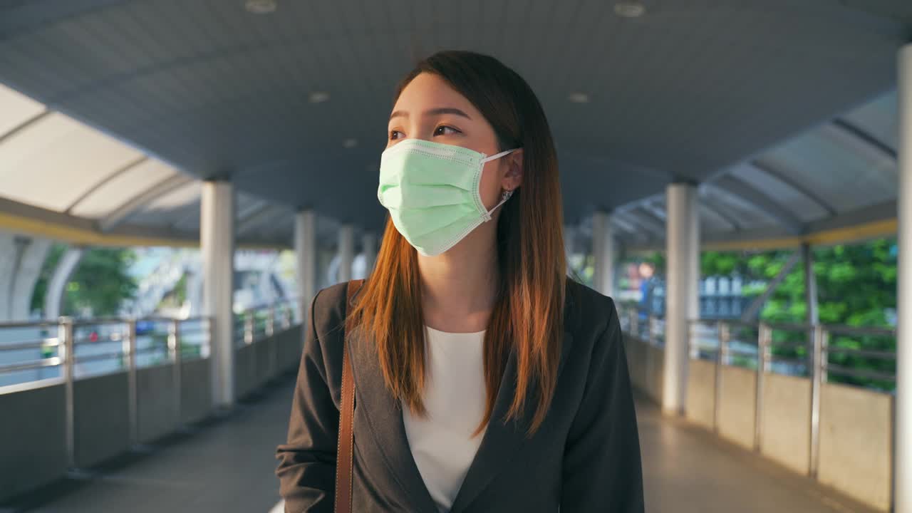在新冠肺炎疫情中，亚洲女商人戴着防护口罩上班视频购买