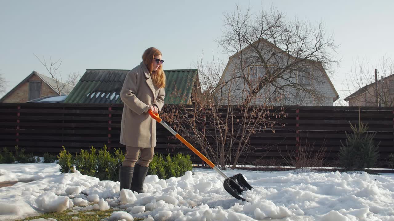 女人铲雪视频素材