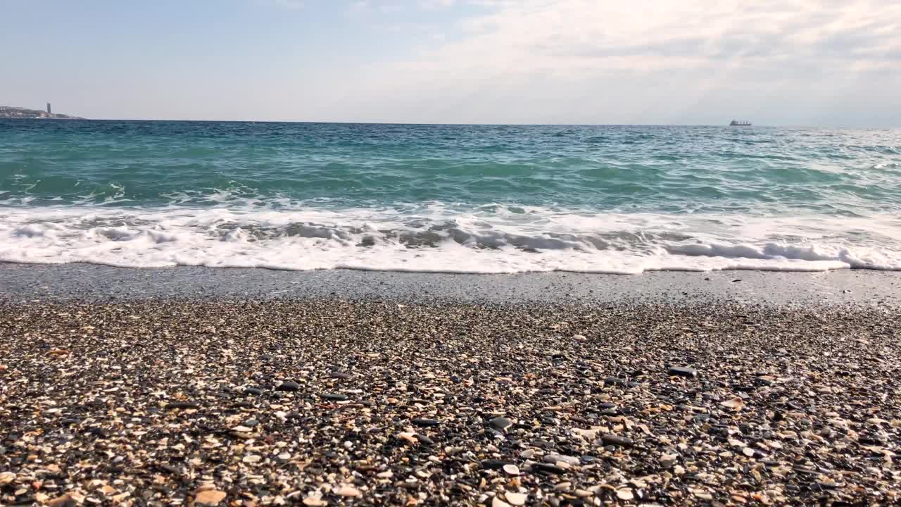 海浪拍打着海面。视频素材