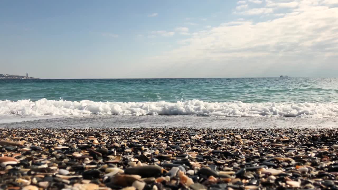 海浪拍打着海面。视频素材