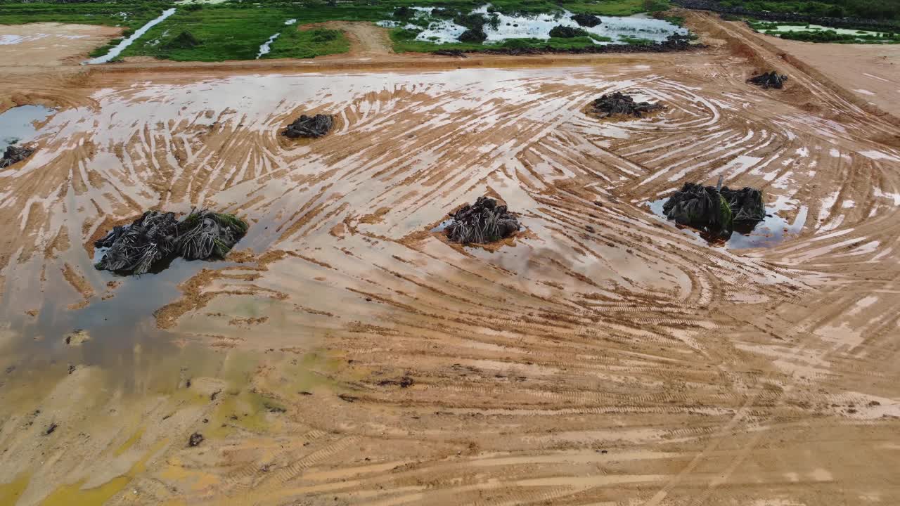 雨后黄土清理视频素材