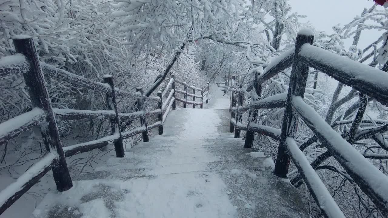 白雪皑皑的楼梯视频素材