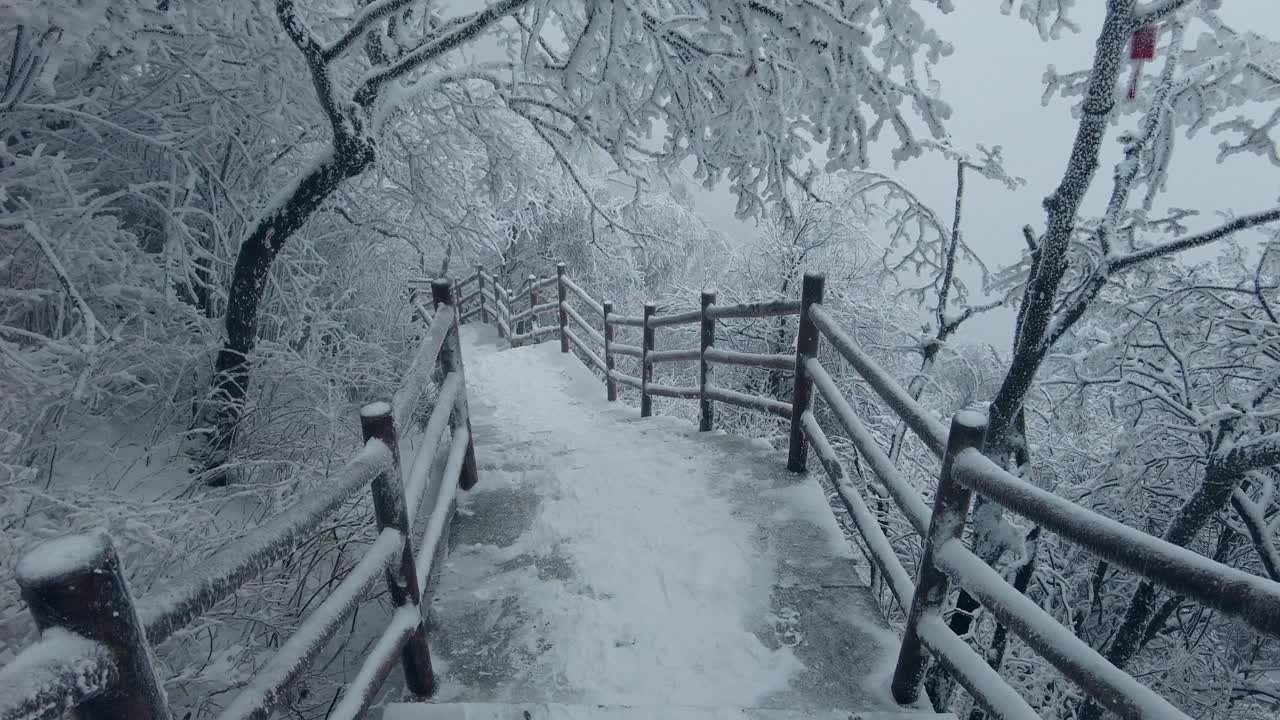 白雪皑皑的楼梯视频素材