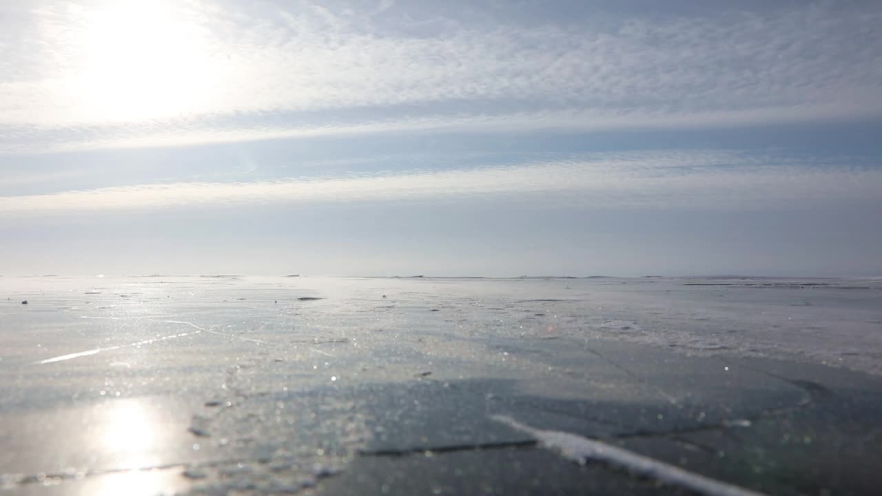 白雪在贝加尔湖结冰的湖面上飞舞视频素材