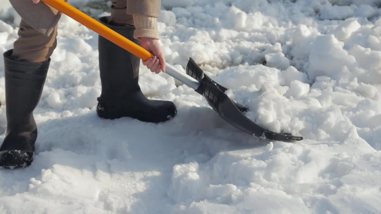 女人清理雪特写视频素材