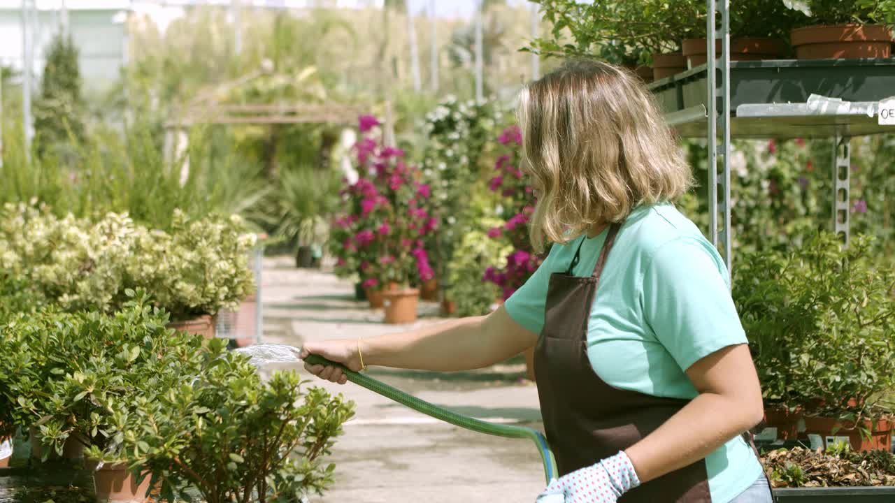 温室女主人给植物浇水视频素材