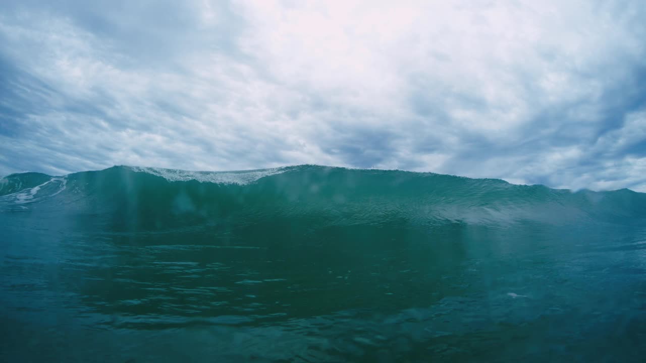 海浪滚滚而来。巴西坎佩切冲浪胜地视频素材