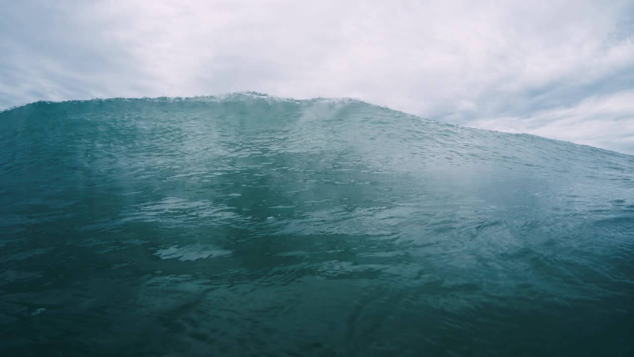 巨大的海浪在镜头中破碎视频素材