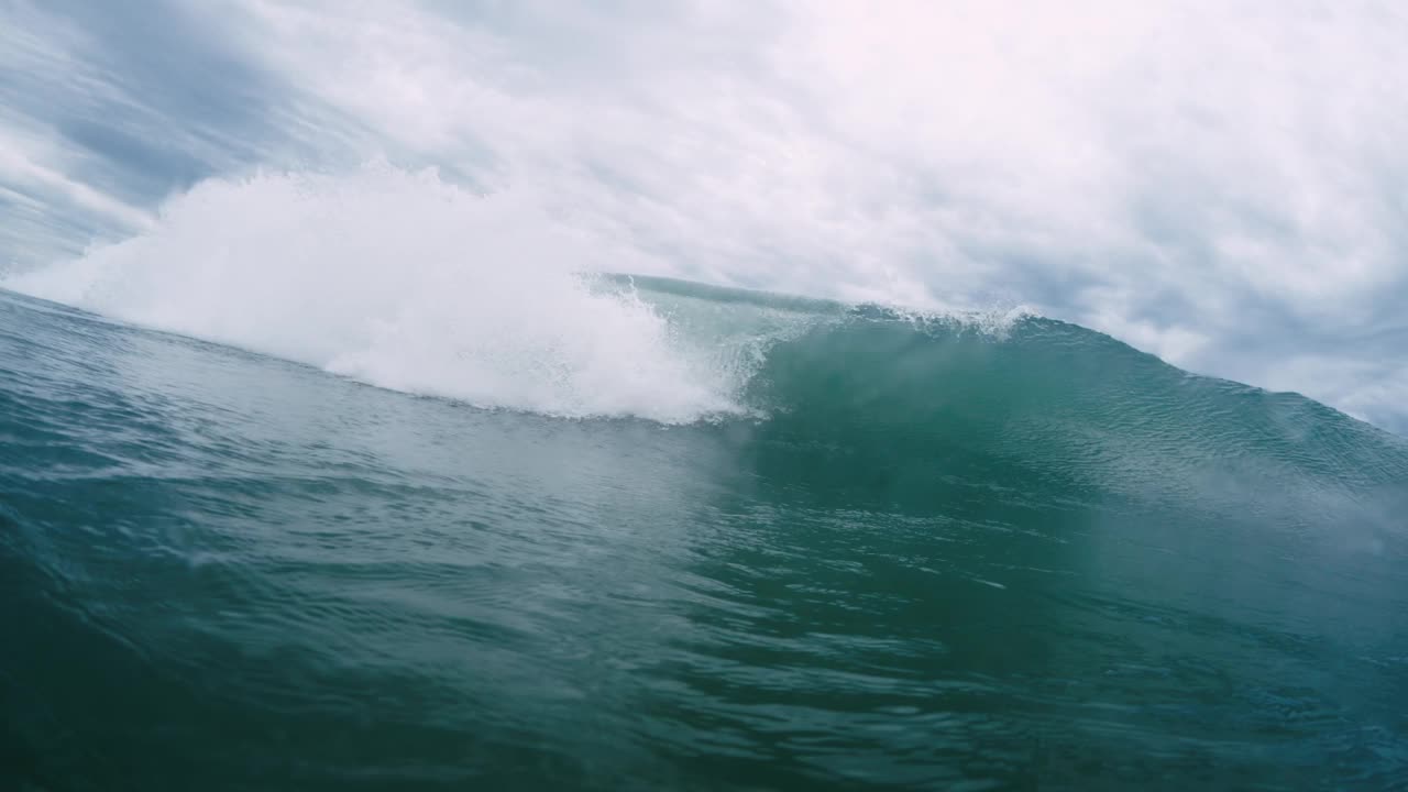 巨大的海浪在镜头中破碎视频素材