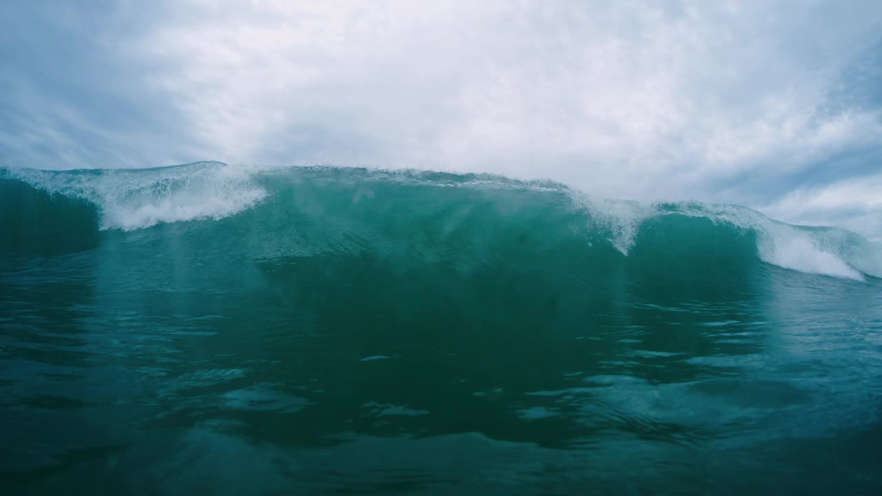 巨大的海浪在镜头中破碎视频素材