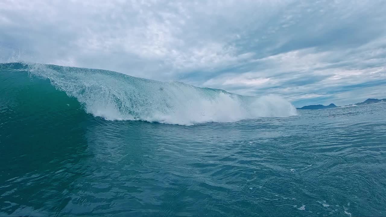 巨大的海浪在镜头中破碎视频素材