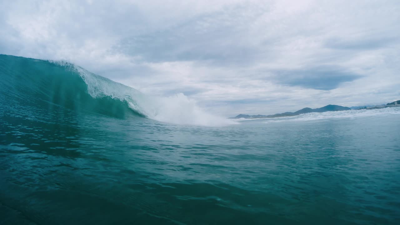 海浪滚滚而来。巴西坎佩切冲浪胜地视频素材