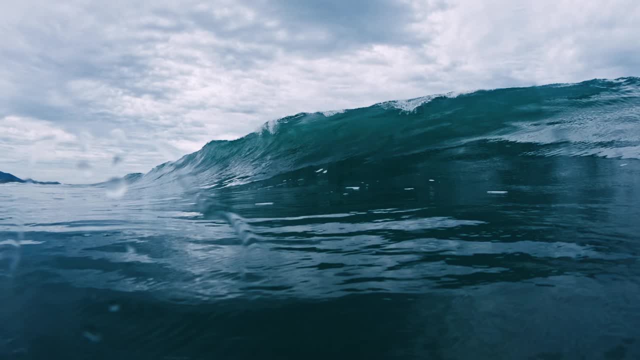 海浪滚滚而来。巴西坎佩切冲浪胜地视频素材