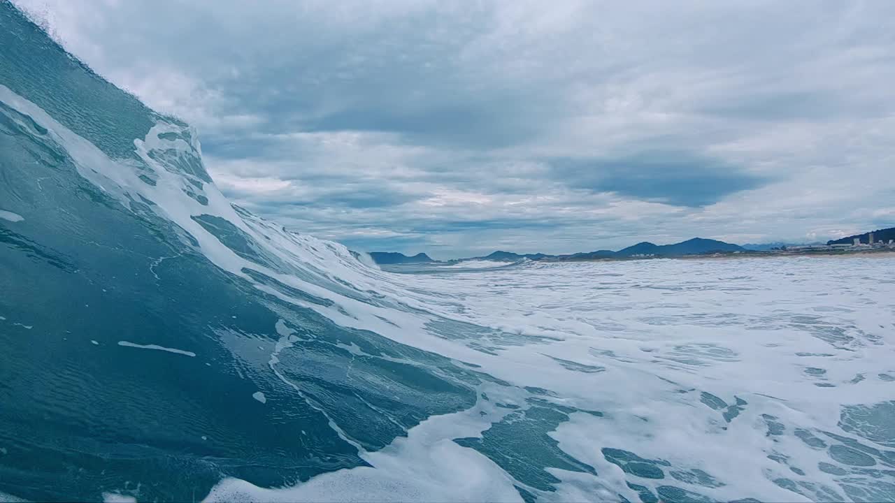 巨大的海浪在镜头中破碎视频素材