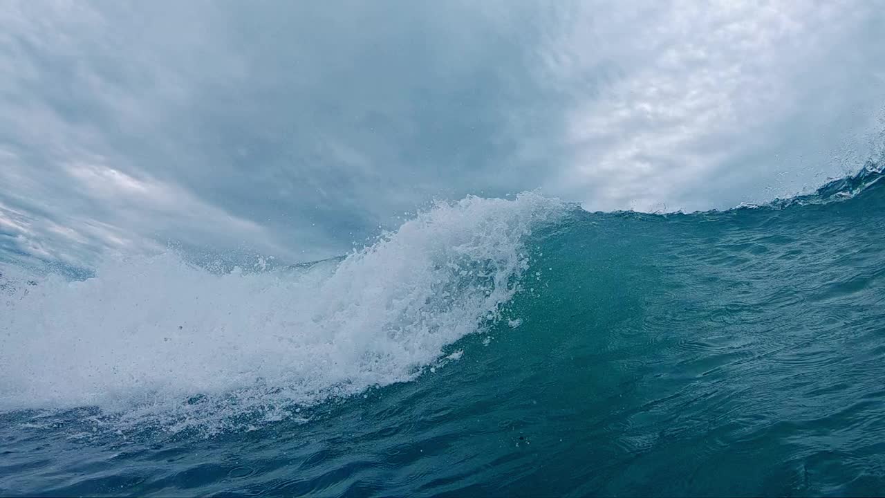 巨大的海浪在镜头中破碎视频素材