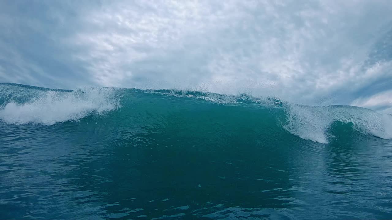 巨大的海浪在镜头中破碎视频素材