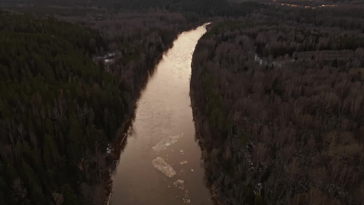 高景:巨大的融化的冰板沿着高佳河流动，靠近美丽的沙崖视频素材