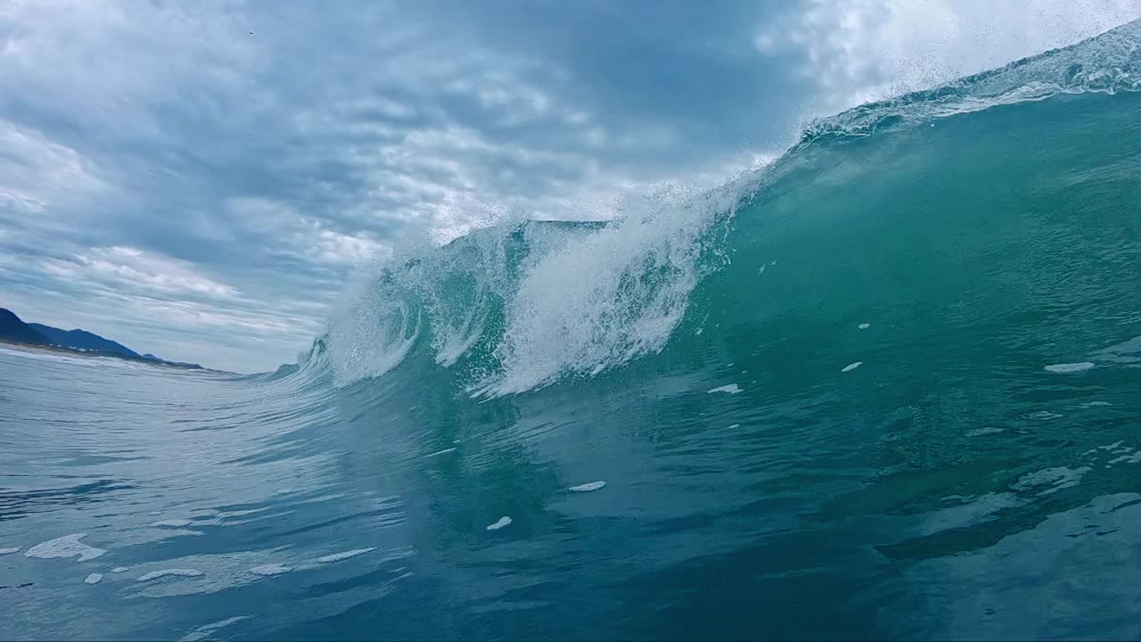 巴西坎佩切冲浪点的海岸上海浪翻滚视频素材