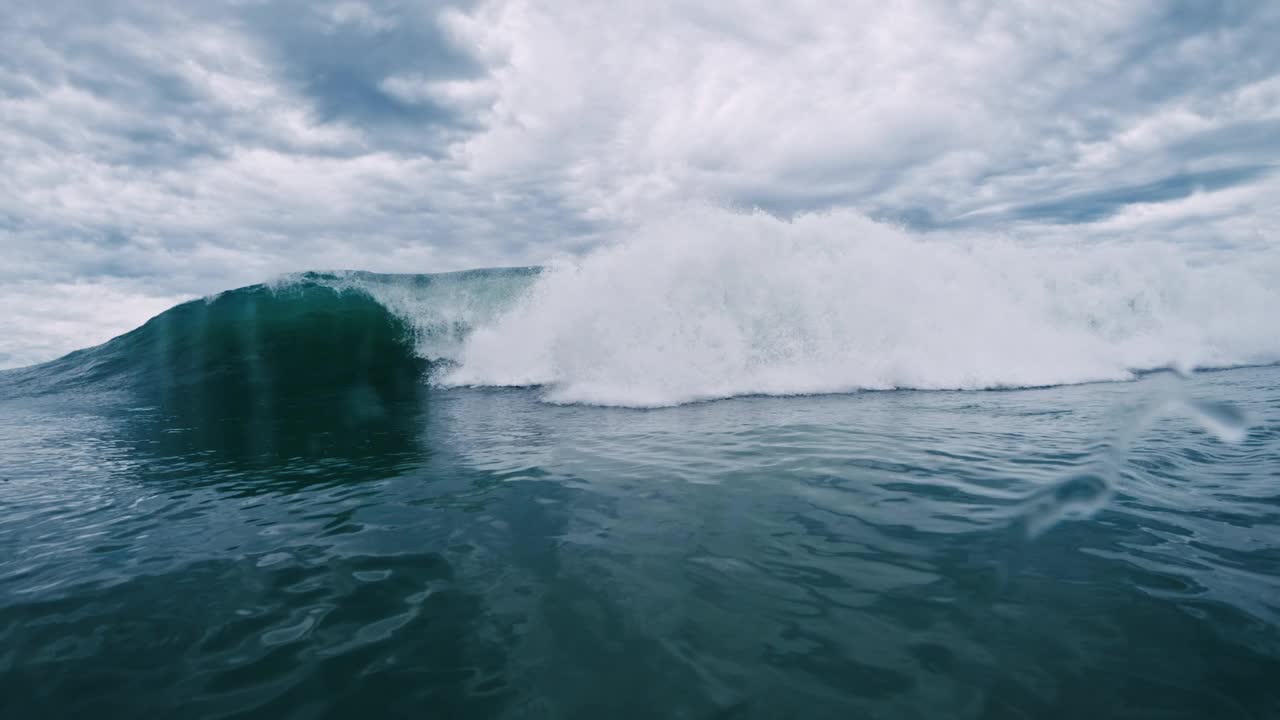 巨大的海浪在镜头中破碎视频素材